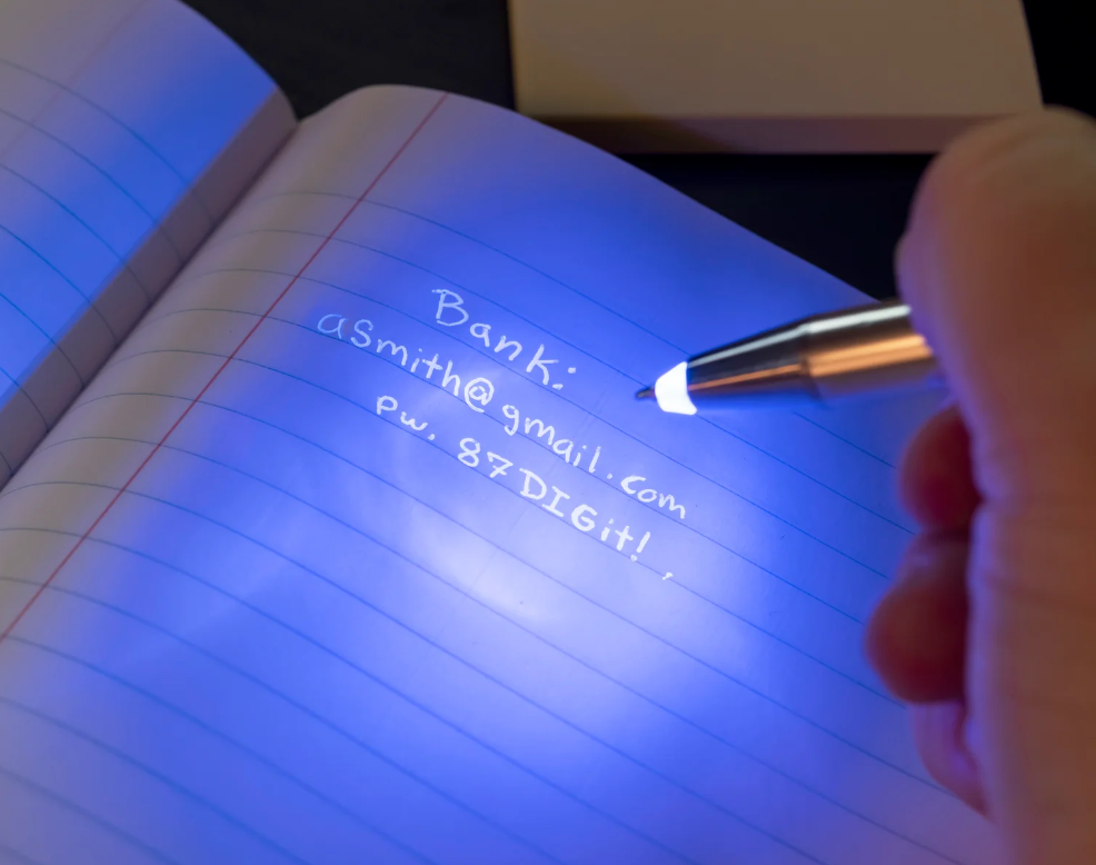 Penna invisibile con luce ultravioletta