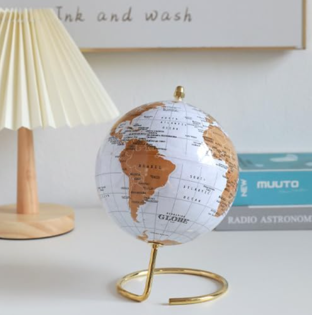 Mappamondo bianco e oro