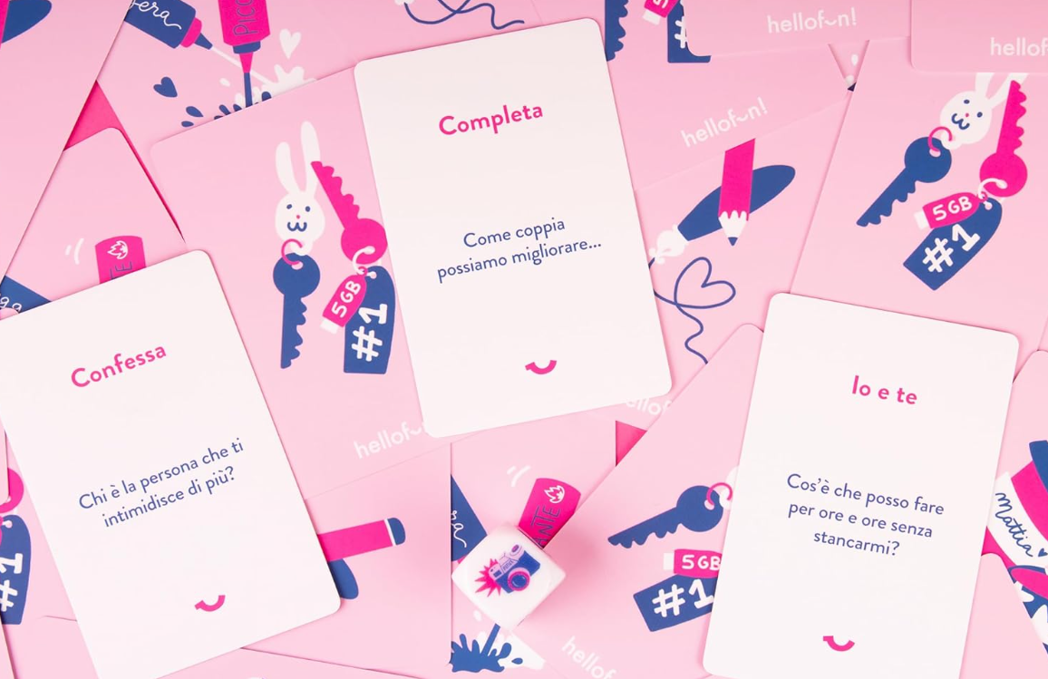 Hellofun! - Tavolo per due | 200 domande per innamorarsi di nuovo | 6 categorie | Il gioco in cui a vincere siete sempre voi due