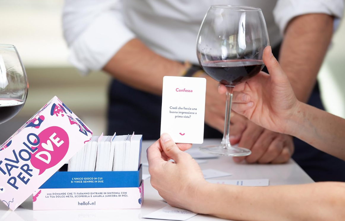 Hellofun! - Tavolo per due | 200 domande per innamorarsi di nuovo | 6 categorie | Il gioco in cui a vincere siete sempre voi due