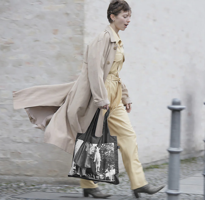 ELLIOTT ERWITT Dog Jumping Recycled Bag - Loqi®